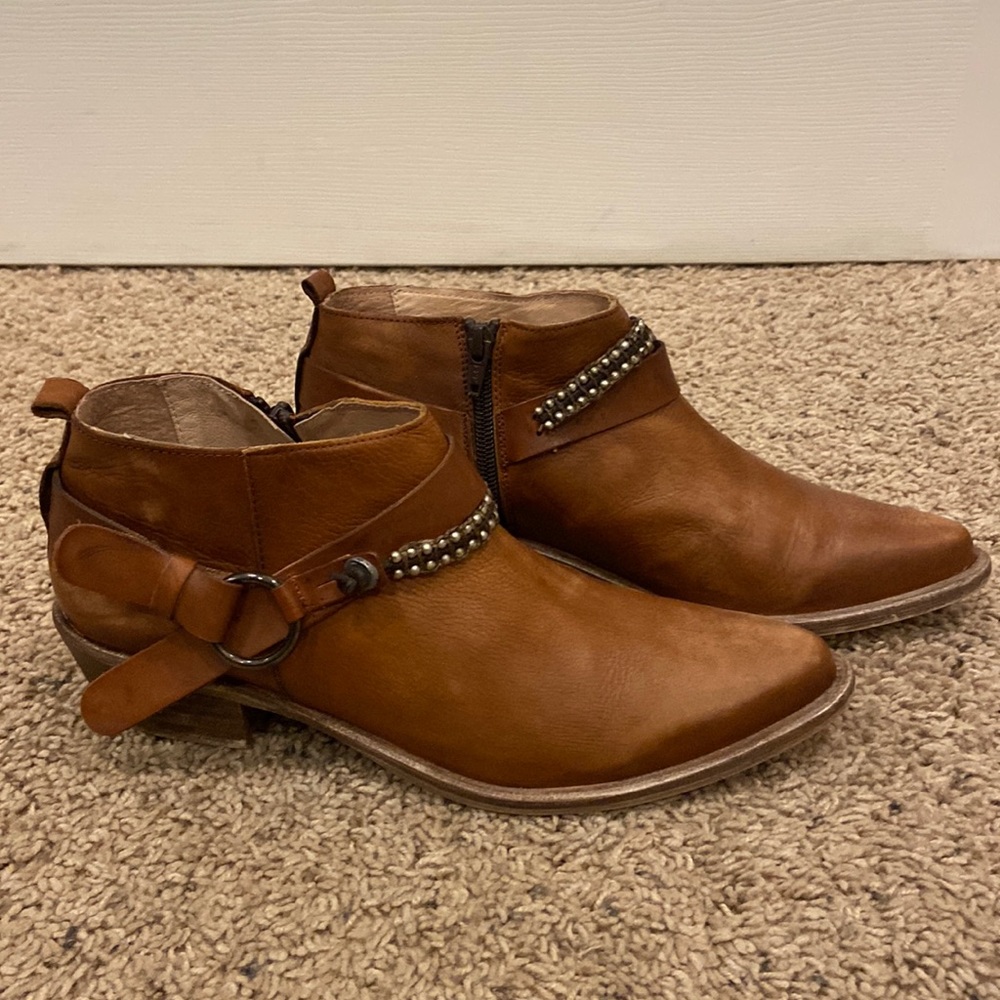 Matisse Cognac Leather Belted Pointed Toe Booties size 9